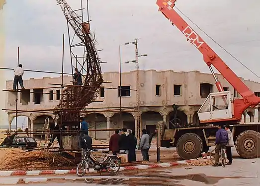 the Evolution of Textile Monument during the construction, carried by the sculptor Abdelfattah Boussetta in 1997.