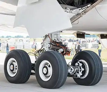 The A350-900 has a four-wheel main gear for a 283&nbsp;t (624,000&nbsp;lb) MTOW.