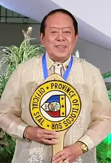 Governor-elect_Jeremias_Singson_holding_the_key_of_the_province_of_Ilocos_Sur.jpg
