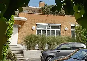 No 2 South Parade, modernist entrance with curved concrete porch and curved roof terrace