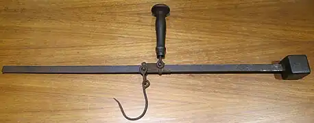 Swedish steelyard balance with fixed weight and movable, combined hook and handle