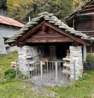Stone bakery oven located in the Dorf, Macugnaga, Italy.png