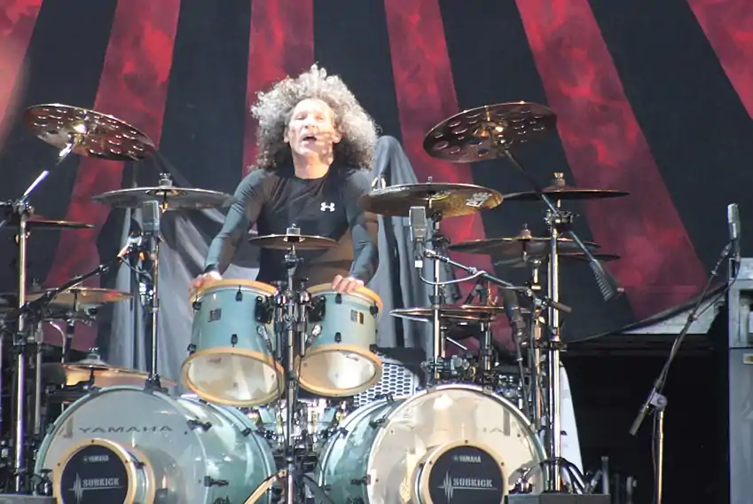 Aldridge performing with Whitesnake in 2013
